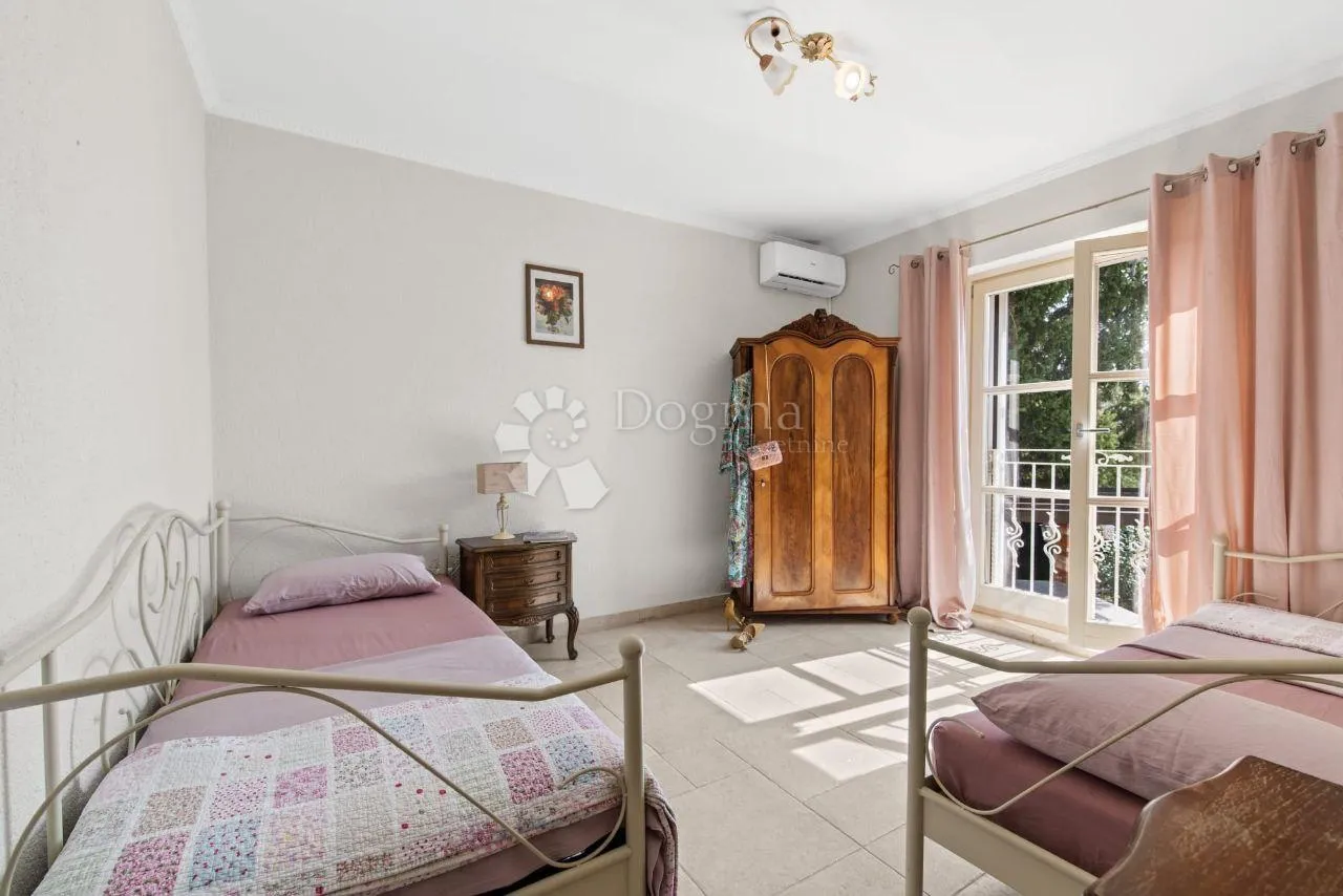 romantična kamena villa s bazenom - slika 20