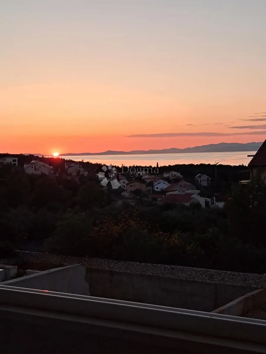 dvosoban stan s parkingom u supetru - slika 5
