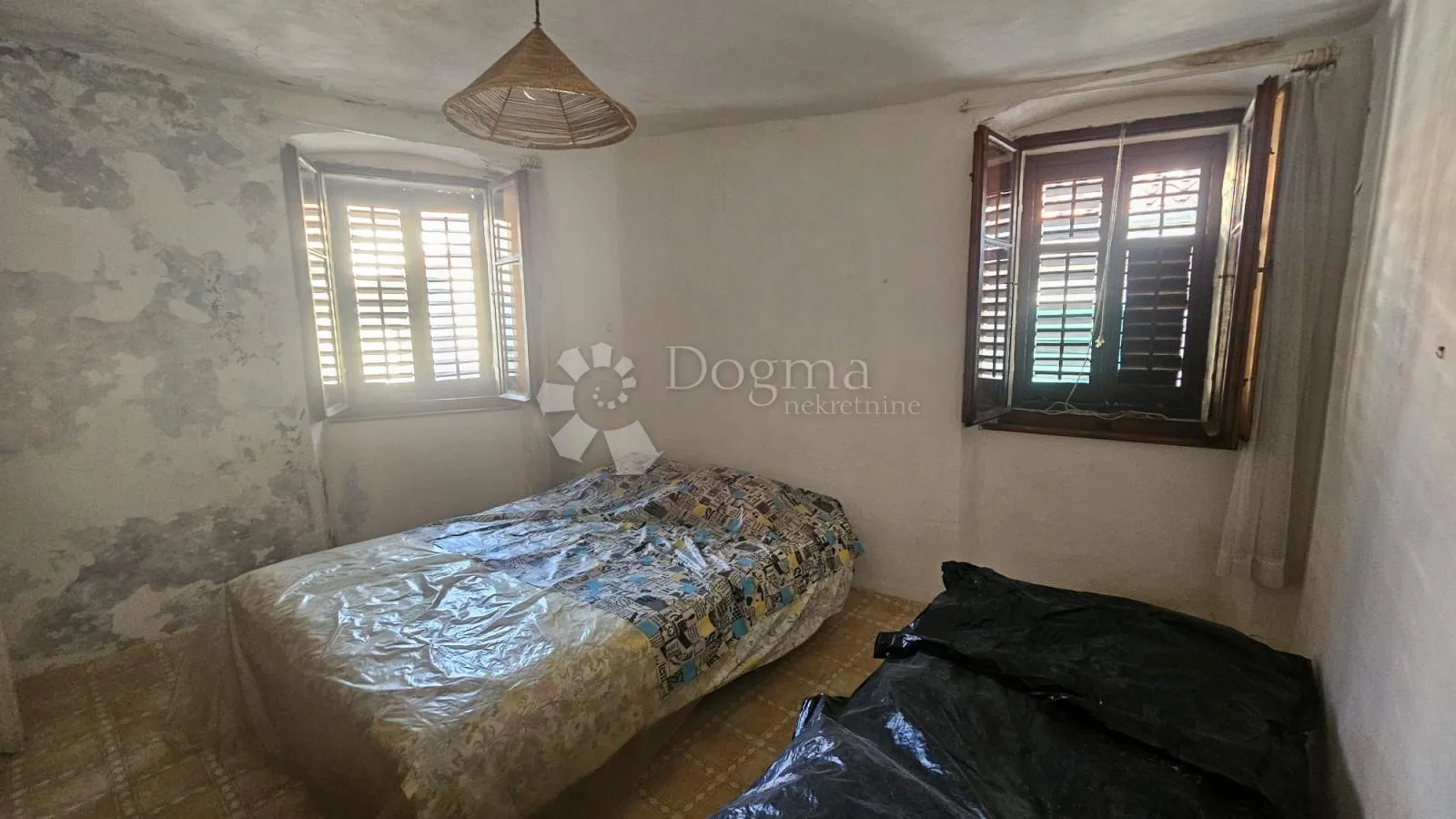 apartman u centru cresa, potrebna adaptacija! - slika 4