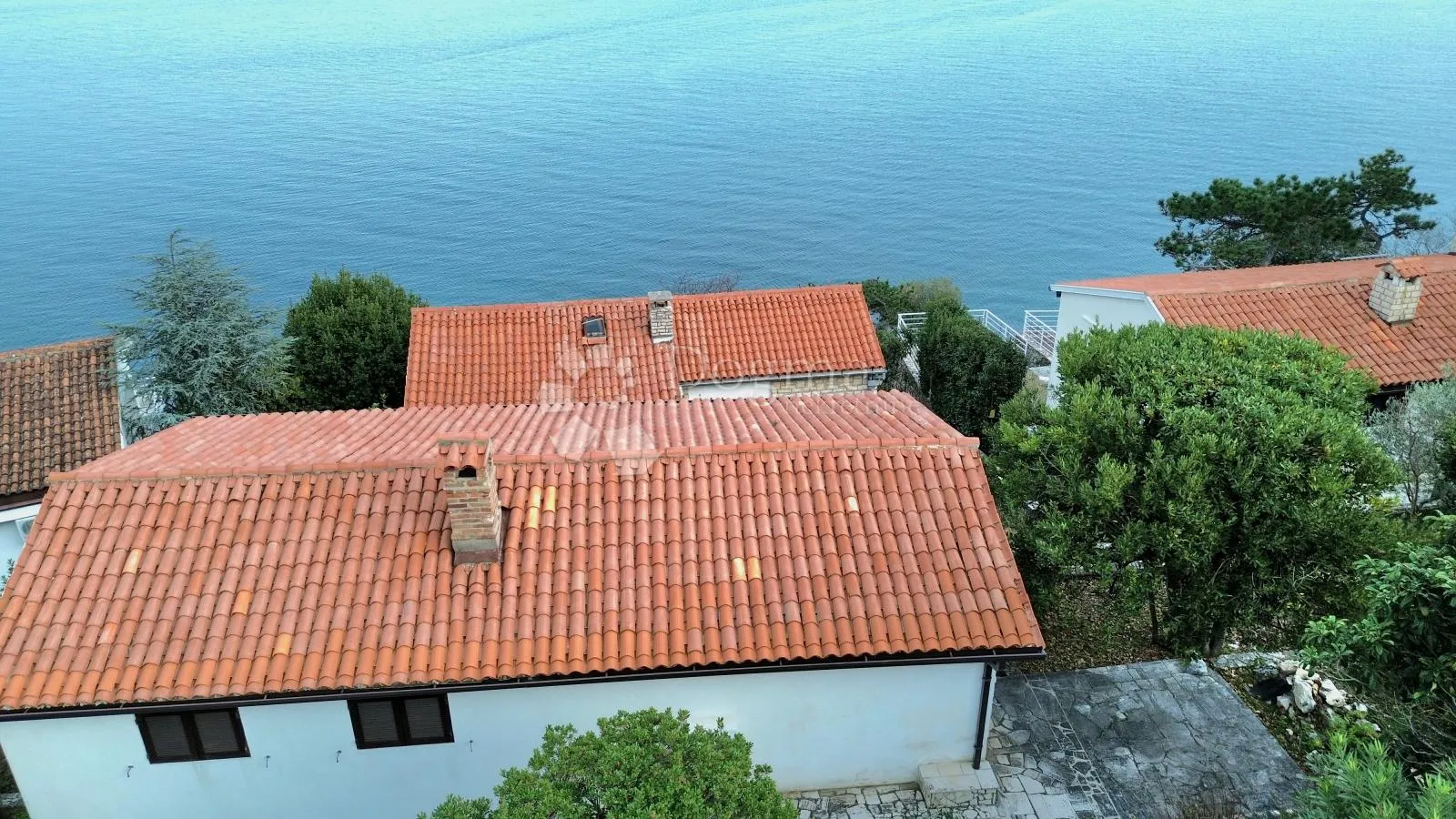 kuća s pogledom na more s velikim potencijalom – 30 m od plaže! - slika 2