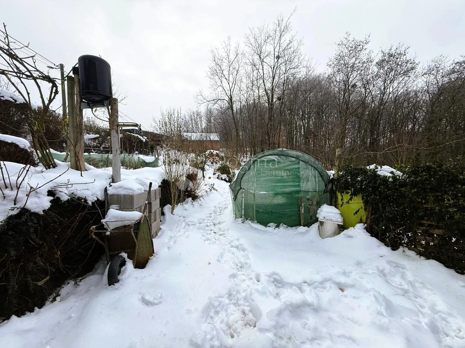 topli dom u zagrljaju prirode - šarmantna kuća u grkaveščaku - slika 20