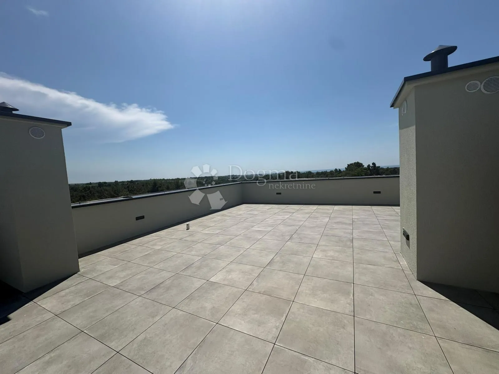 penthouse sa 3ss+db i krovnom terasom 800m od mora - slika 15