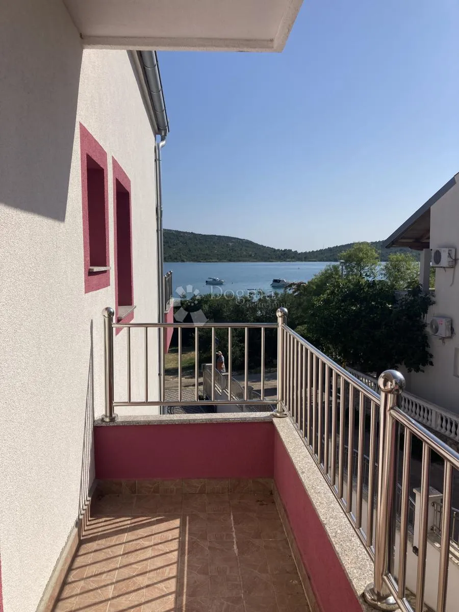 prilika - apartmanska kuća u pirovcu, 1. red do mora - slika 48