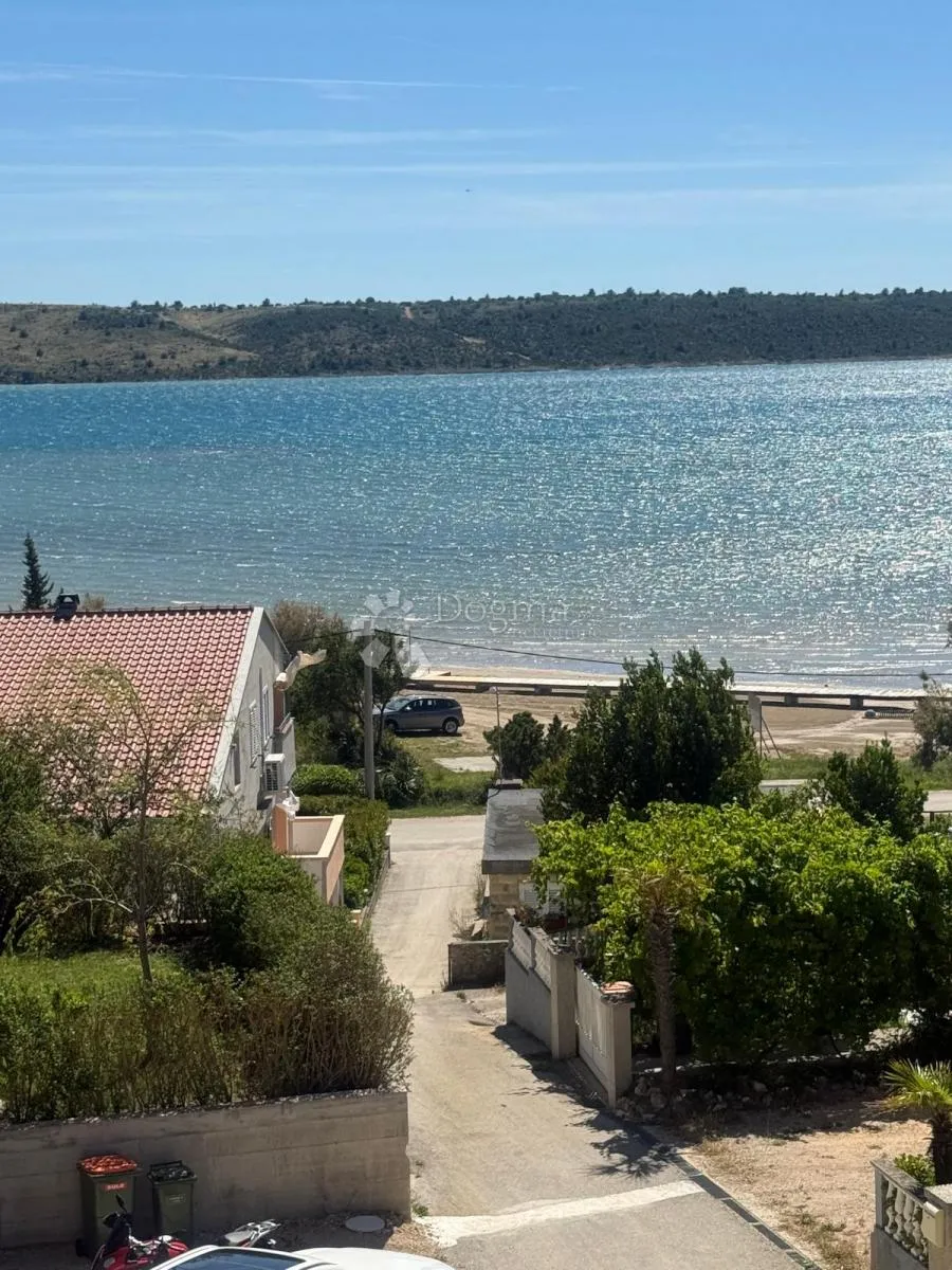 Apartman na zadnjoj etaži s krovnom terasom i pogledom na more - Ljubač, Ražanac