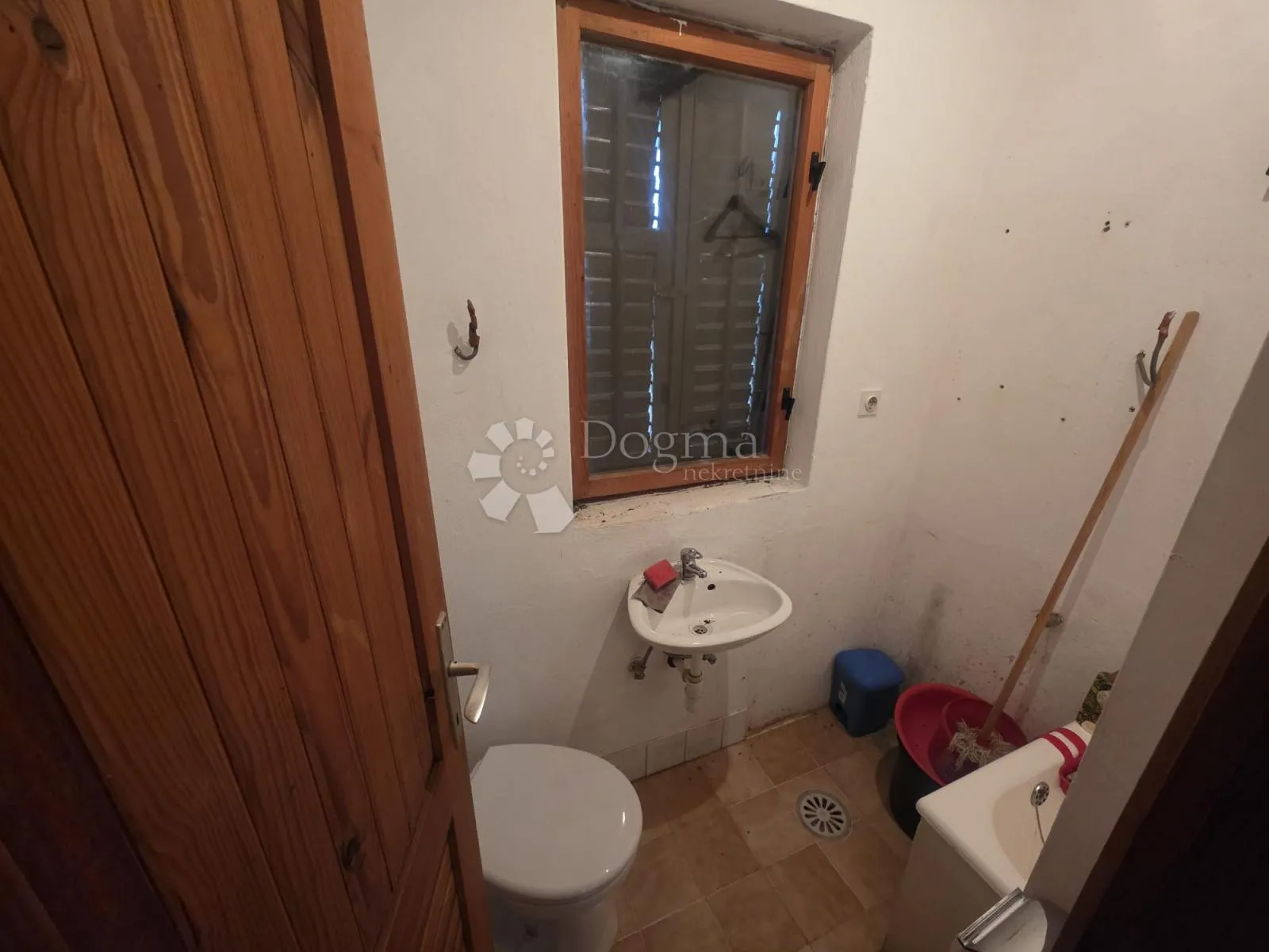 vikendica s velikom okućnicom i šumom – mir i priroda na jednom mjestu - slika 9