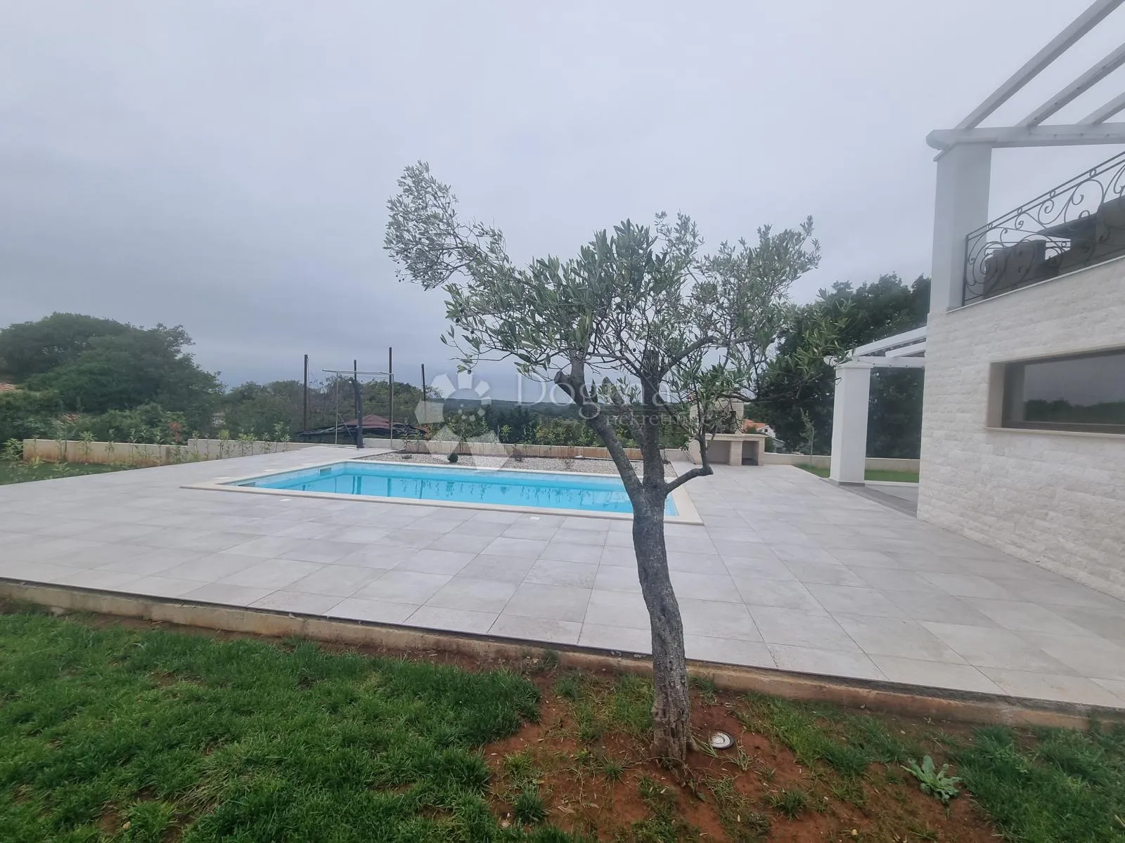 novoizgrađena vila u okolici barbana na brežuljku s otvorenim pogledom - slika 4
