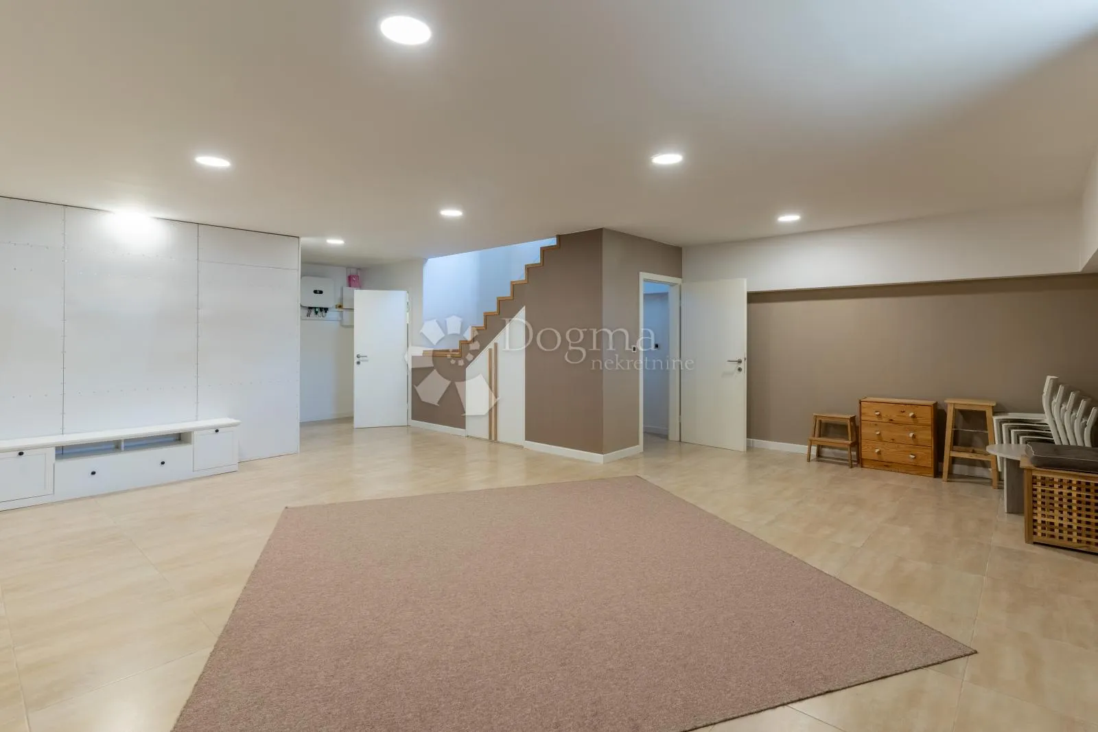 diplomatska vila s uključenim vozilom – zagreb - slika 21