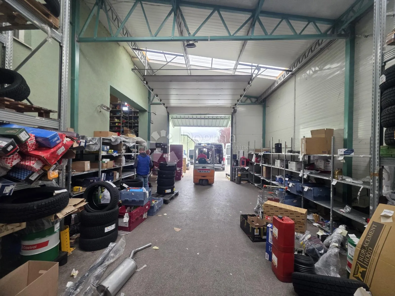 funkcionalan poslovni prostor s velikim parkiralištem i uredima – 670 m² - slika 8