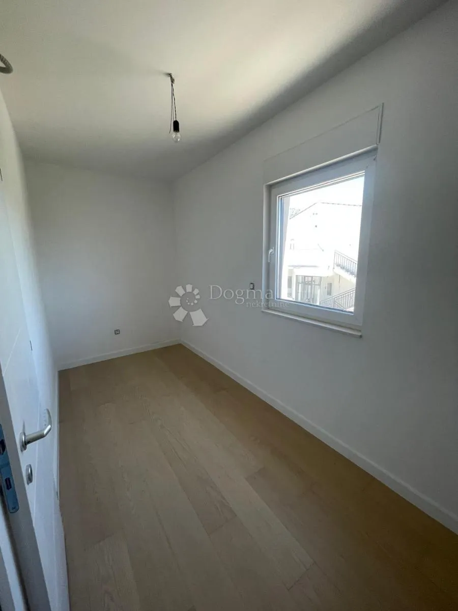 dvoetažni stan 200 m od mora - slika 5