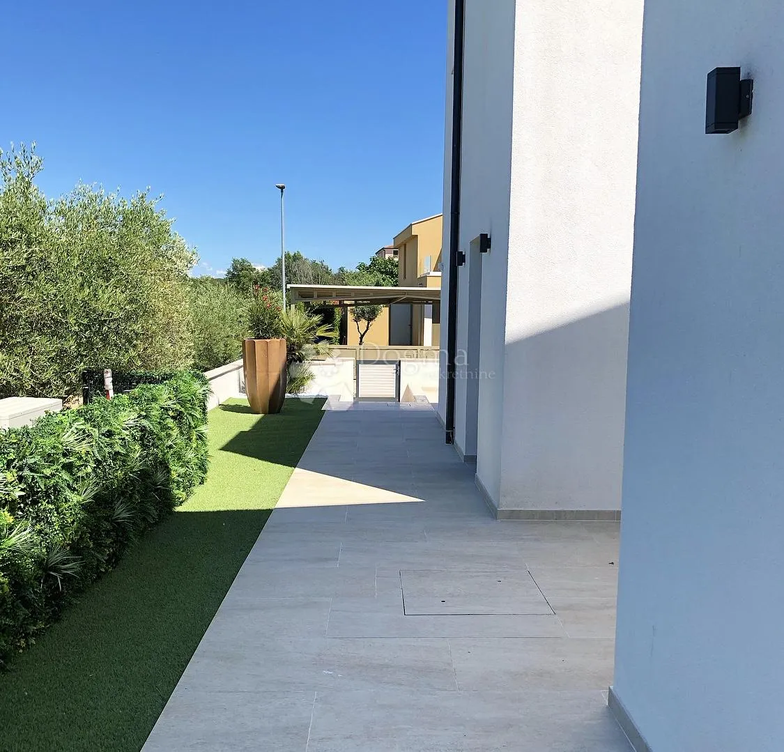 vila s dvije stambene jedinice blizina centra poreča - slika 22