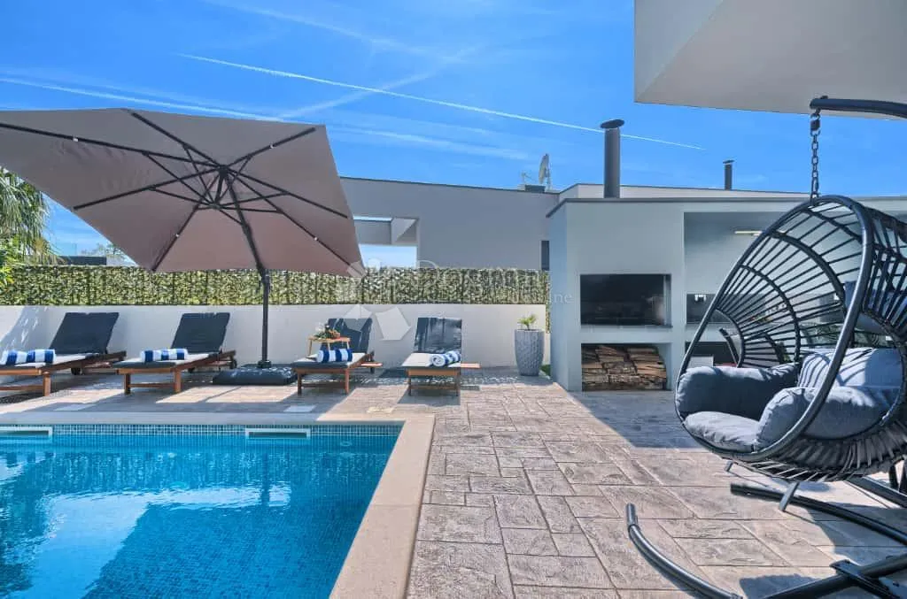 vila s bazenom u strožancu - slika 59