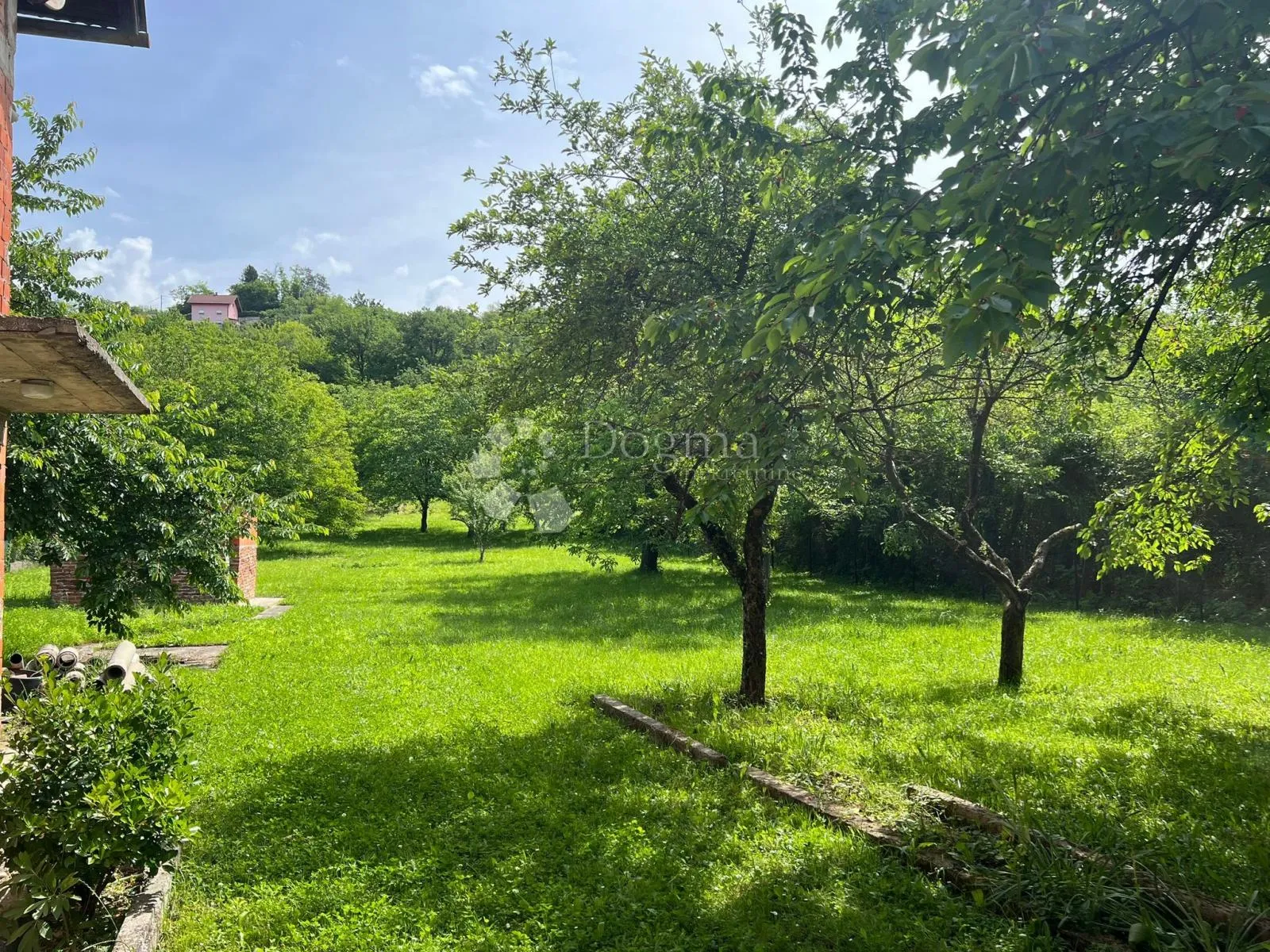 građevinsko zemljište s priključcima uz glavnu cestu 1750m2 - slika 4