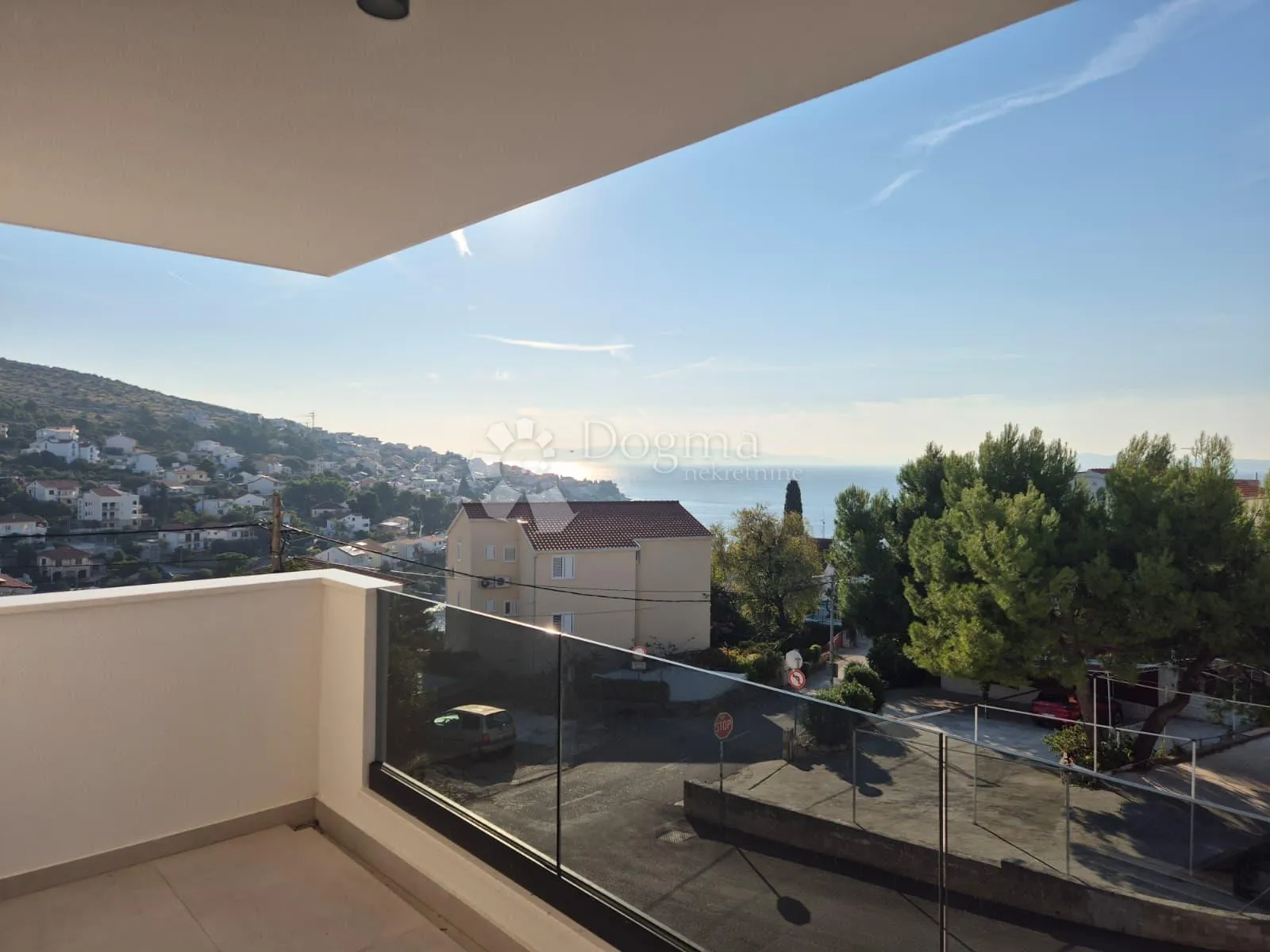 novogradnja – moderan stan (s10) s balkonom i pogledom na more, manje od 150 m od plaže – okrug gornji - slika 1