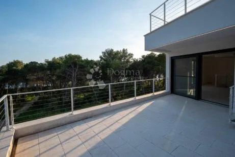 raskošan penthaus s bazenom, 100 m od mora - slika 19