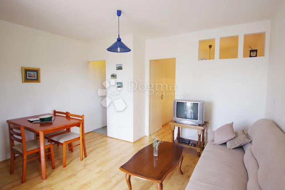 apartmanska kuća s bazenom na frekventnoj lokaciji! - slika 17