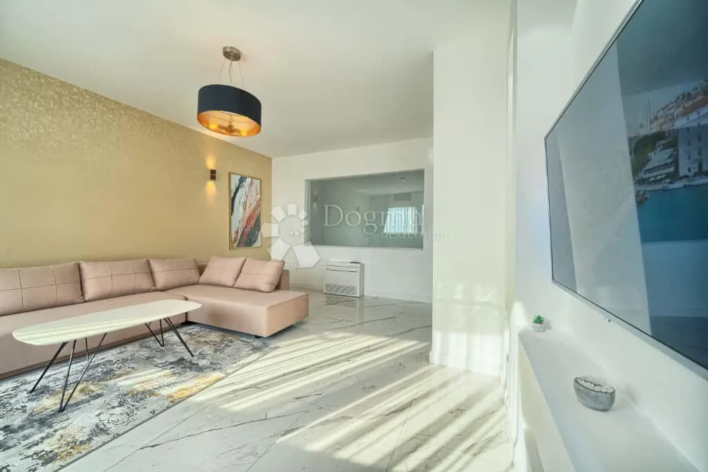 vila s bazenom u strožancu - slika 32