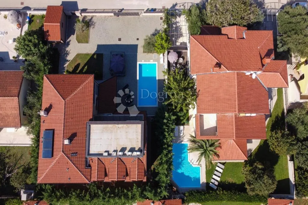 stan s bazenom 200 metara od mora - slika 21