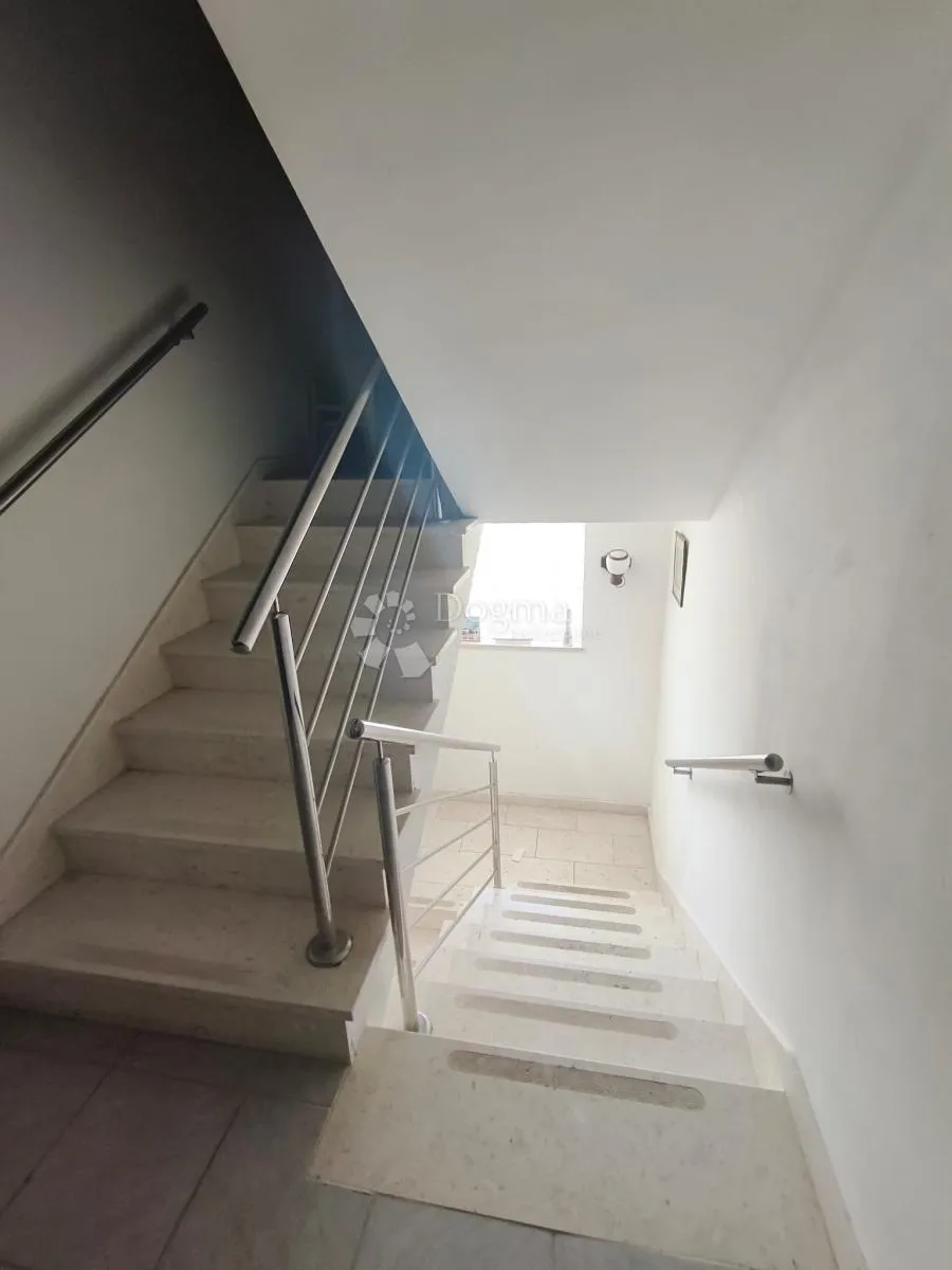 okrug gornji – kuća s više apartmana na atraktivnoj lokaciji - slika 3