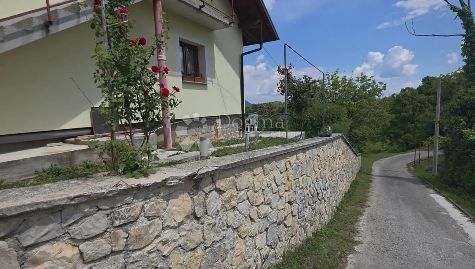 kuća u prirodi s prekrasnim pogledom na ravnu goru i velikom okućnicom - slika 9