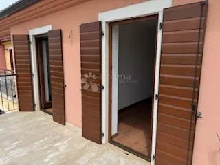 dvoetažna kuća s bazenom i dva parkirna mjesta, kaštel, istra - slika 12