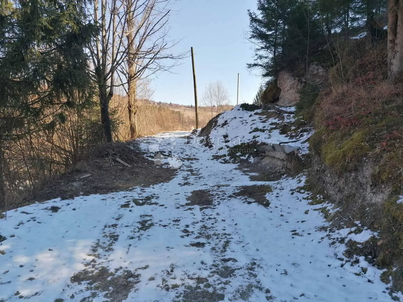 gorski kotar moravice - lijepo osunčano zemljište sa ucrtanom ruševinom - slika 6
