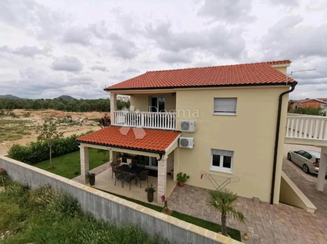 Kuća s 3 apartmana u mirnom dijelu Vodica! - Vodice