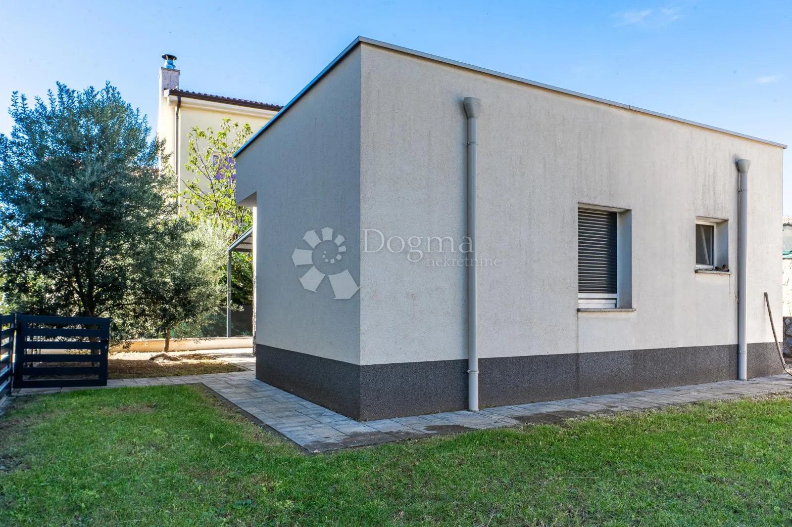 ekskluzivna nekretnina u kostreni – cijela etaža, apartman i velika garaža sa spremištima! - slika 23