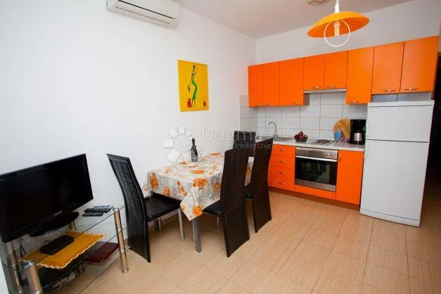 luksuzna kuća s bazenom i apartmanima na rabu - slika 6