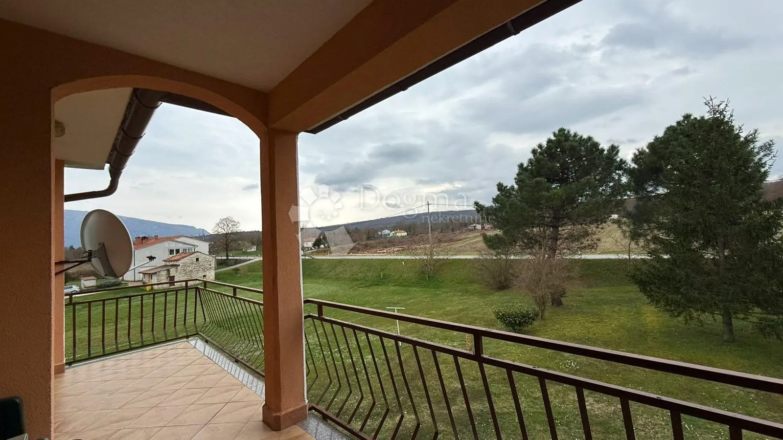 kuća s dva stana i građevinskom okućnicom 4740m2 u okolici labina - slika 5