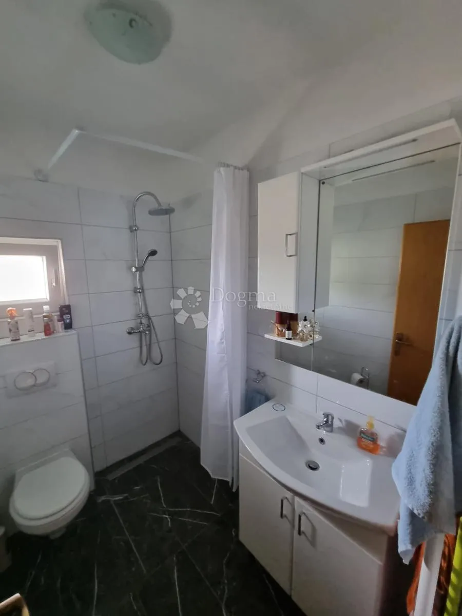 kuća sa tri stana i pogledom na more - slika 14