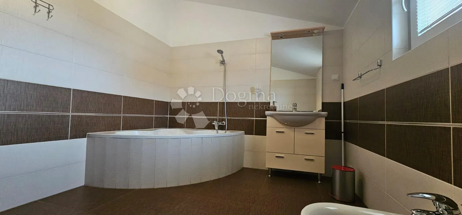 prodaje se ekskluzivna apartmanska kuća u medulinu – 900 m od mora - slika 11