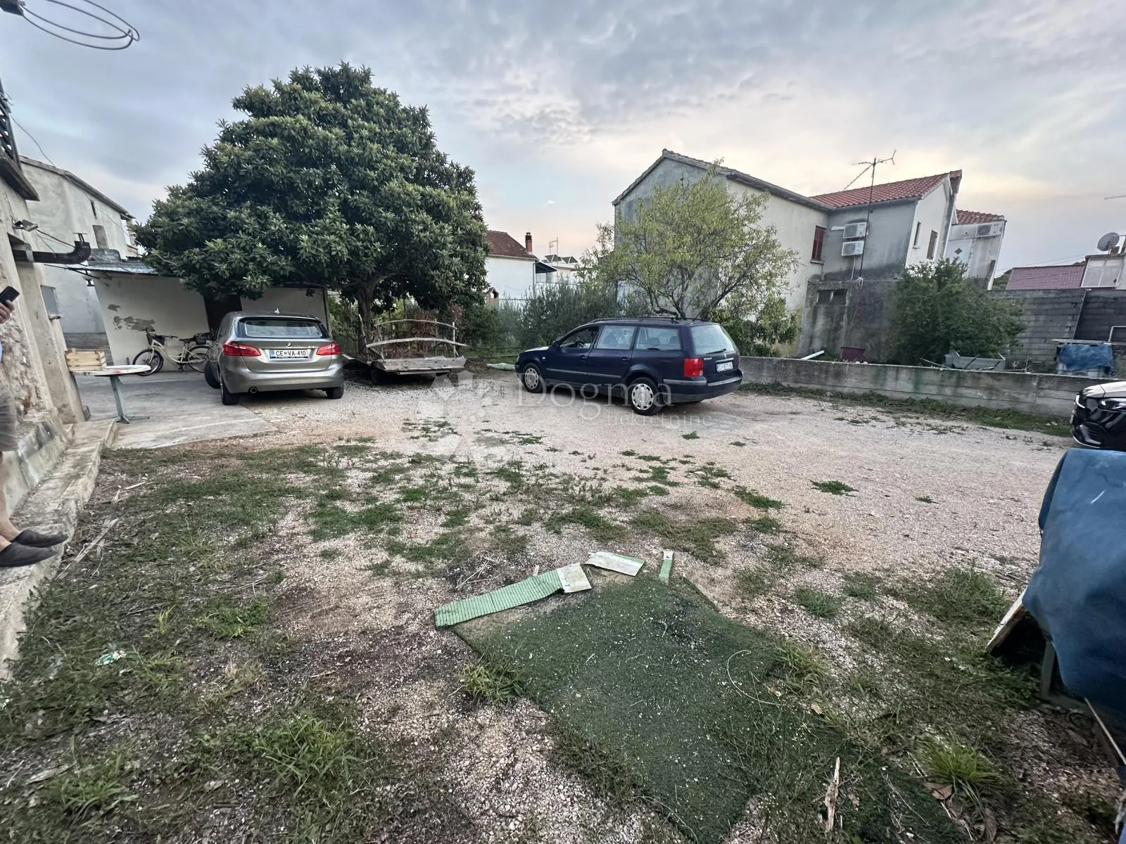rijetkost! građevinsko zemljište s tri objetka u samom srcu jezera, - slika 9