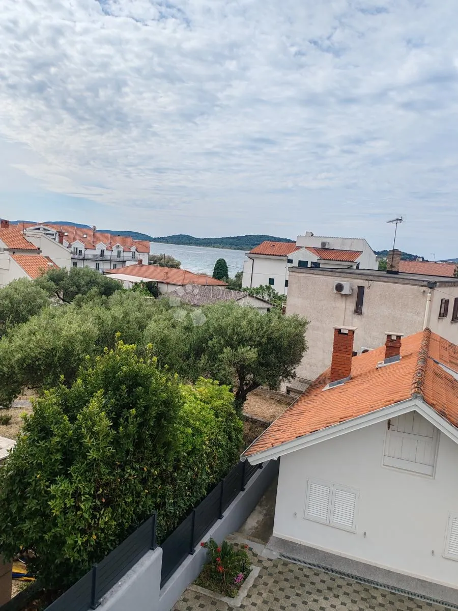 vodice - stan na prvom katu s pogledom na more - 150 metara od plaže - slika 8