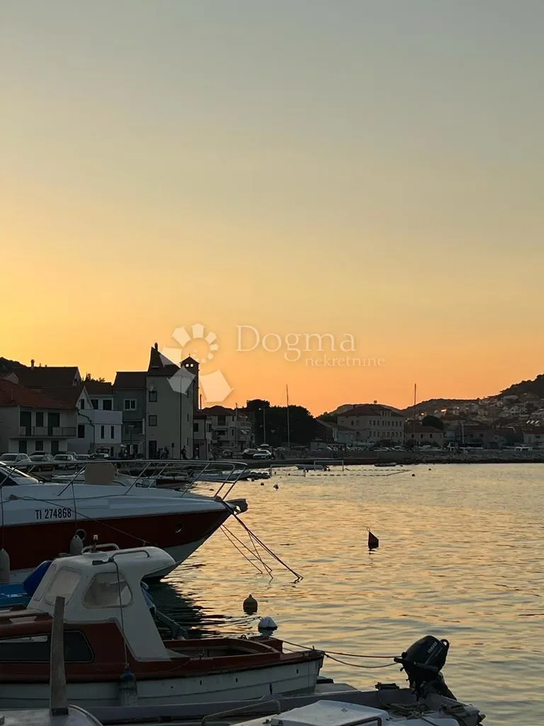 tisno kuća u prvom redu do mora odlična prilika - slika 18