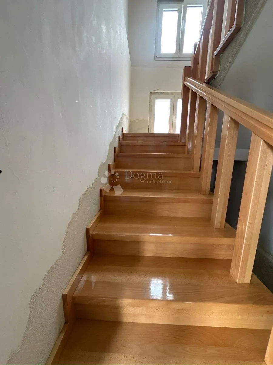 kuća s 2 stana 2 pomoćna objekta i 3000 m2 vrta - slika 12