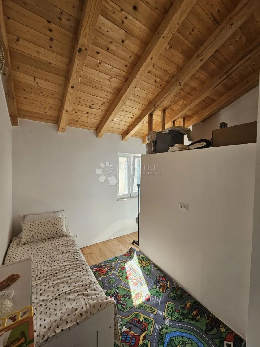 samostojeća kuća s velikom okućnicom i pogledom na more u planom! trogir - slika 8