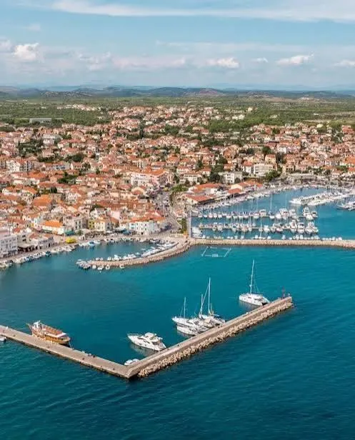 vodice, građevinsko zemljište 682 m² u mirnoj ulici - slika 3