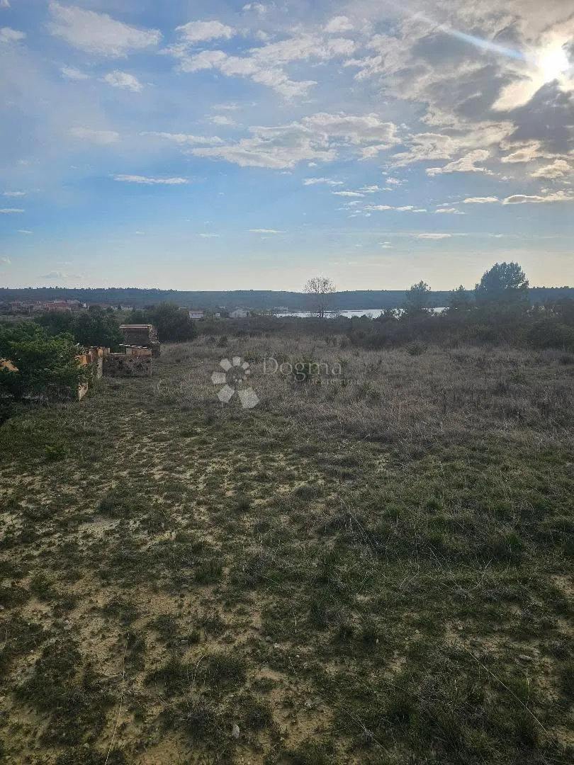 ljubač - građevinsko zemljište 1100 m2 - slika 2