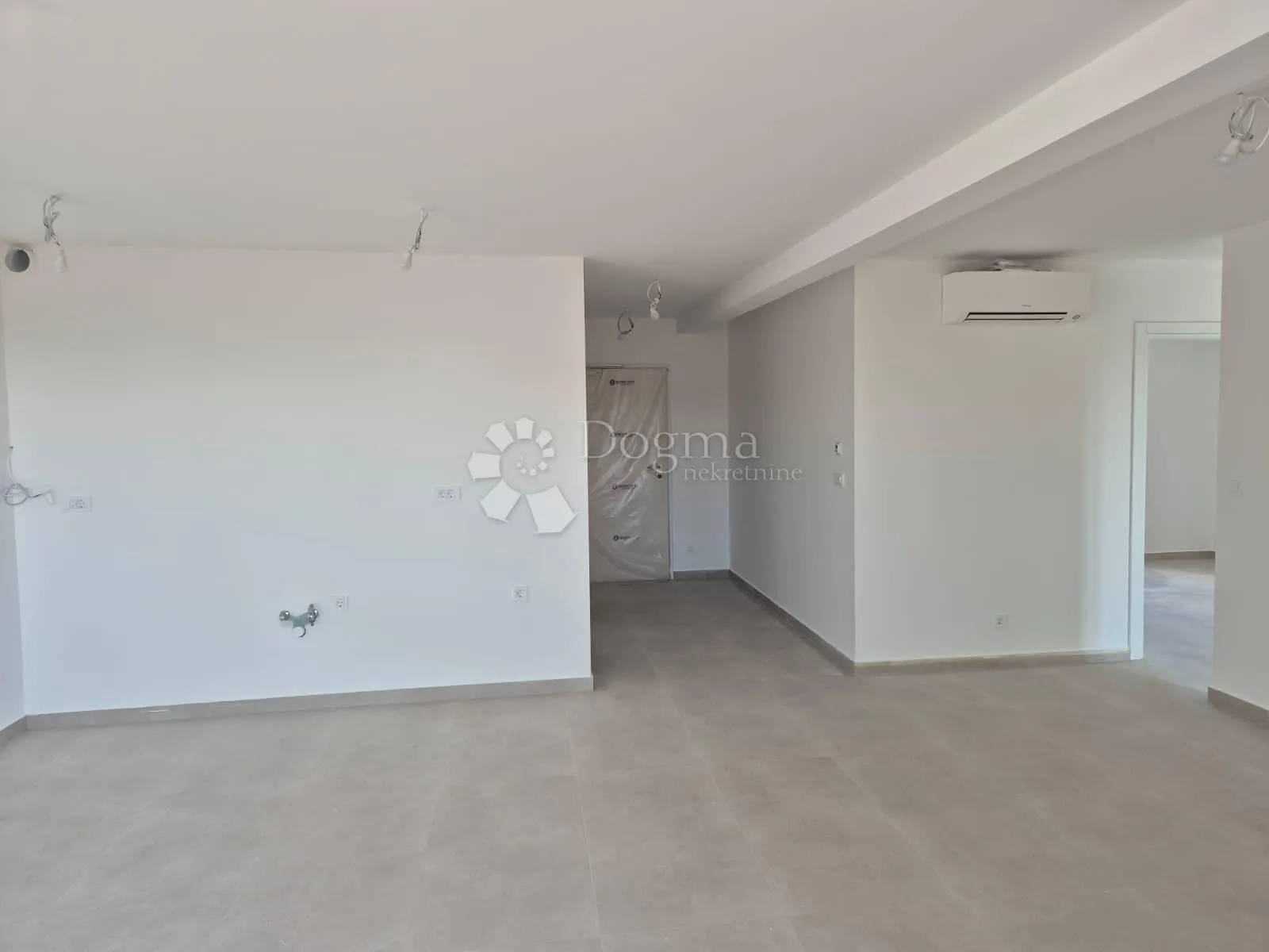 novogradnja – moderan stan (s10) s balkonom i pogledom na more, manje od 150 m od plaže – okrug gornji - slika 8