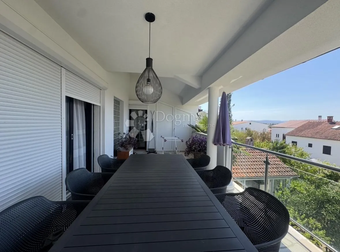 kuća sa 3 odvojena apartmana - slika 13