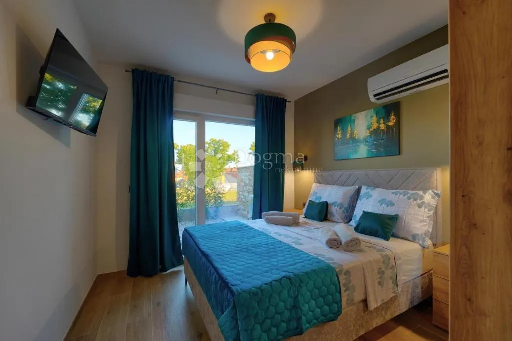 nova villa s bazenom, saunom i jacuzzijem - slika 11