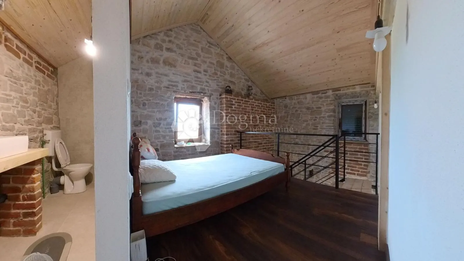 renovirana kamena kuća u nizu s velikom terasom - grohote,šolta - slika 8