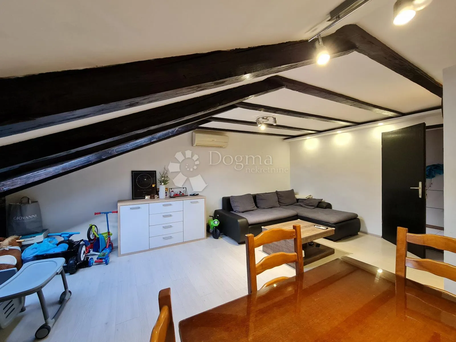 tri apartmana u srcu grada - slika 18