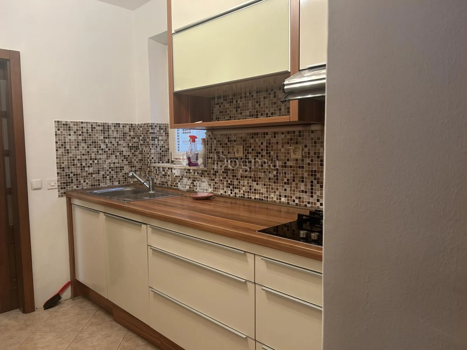 škurinje kuća sa tri stana - slika 18