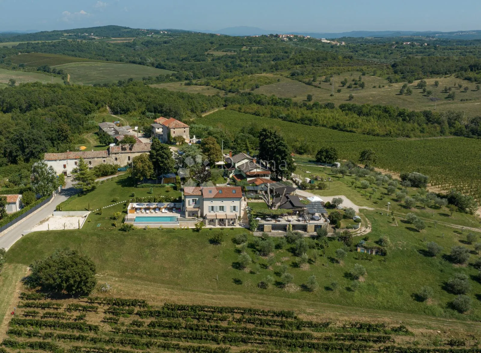 renomirani restoran s boutique hotelom na brežuljku - slika 1