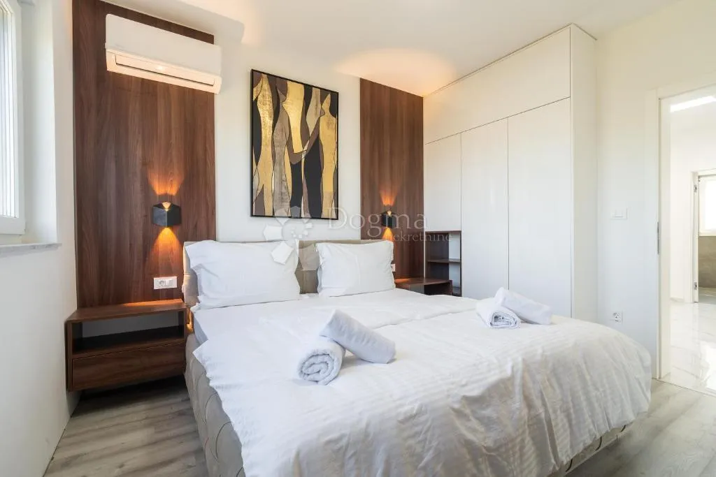 moderna dvojna kuća s bazenom – privlaka, 150 m od mora s4 - slika 16