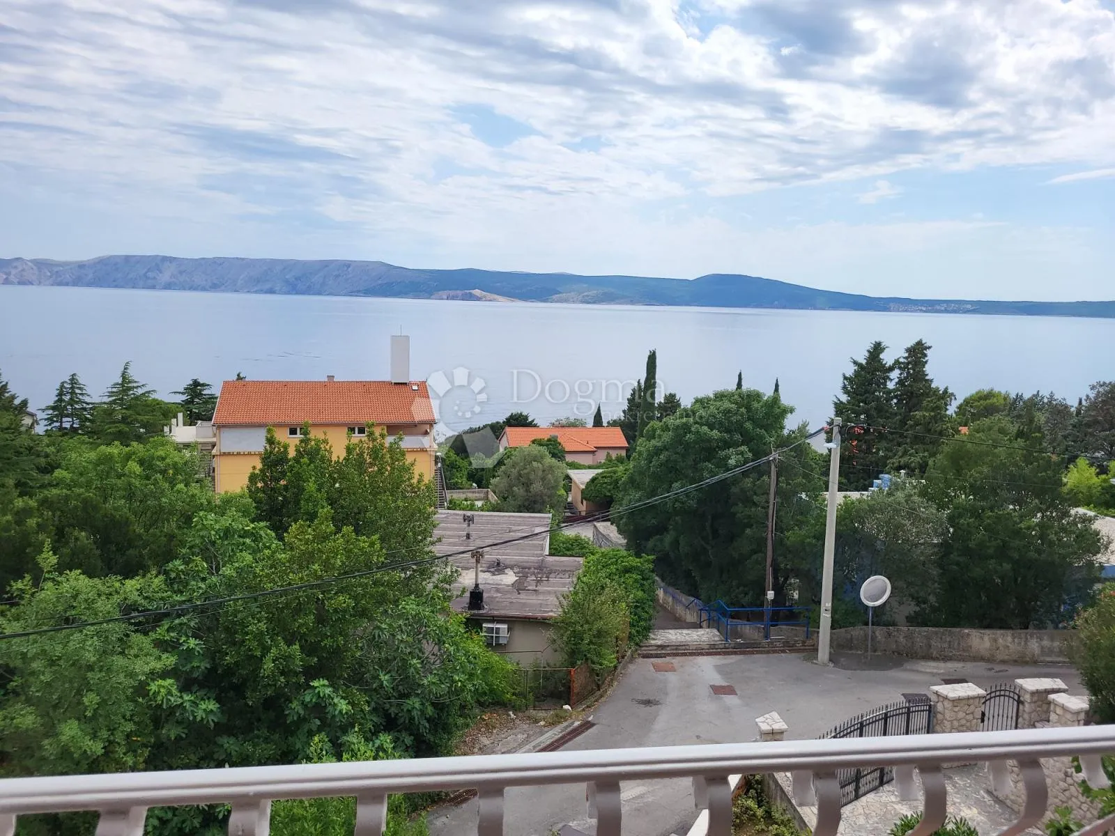 kuća sa tri velika stana blizu mora - slika 14