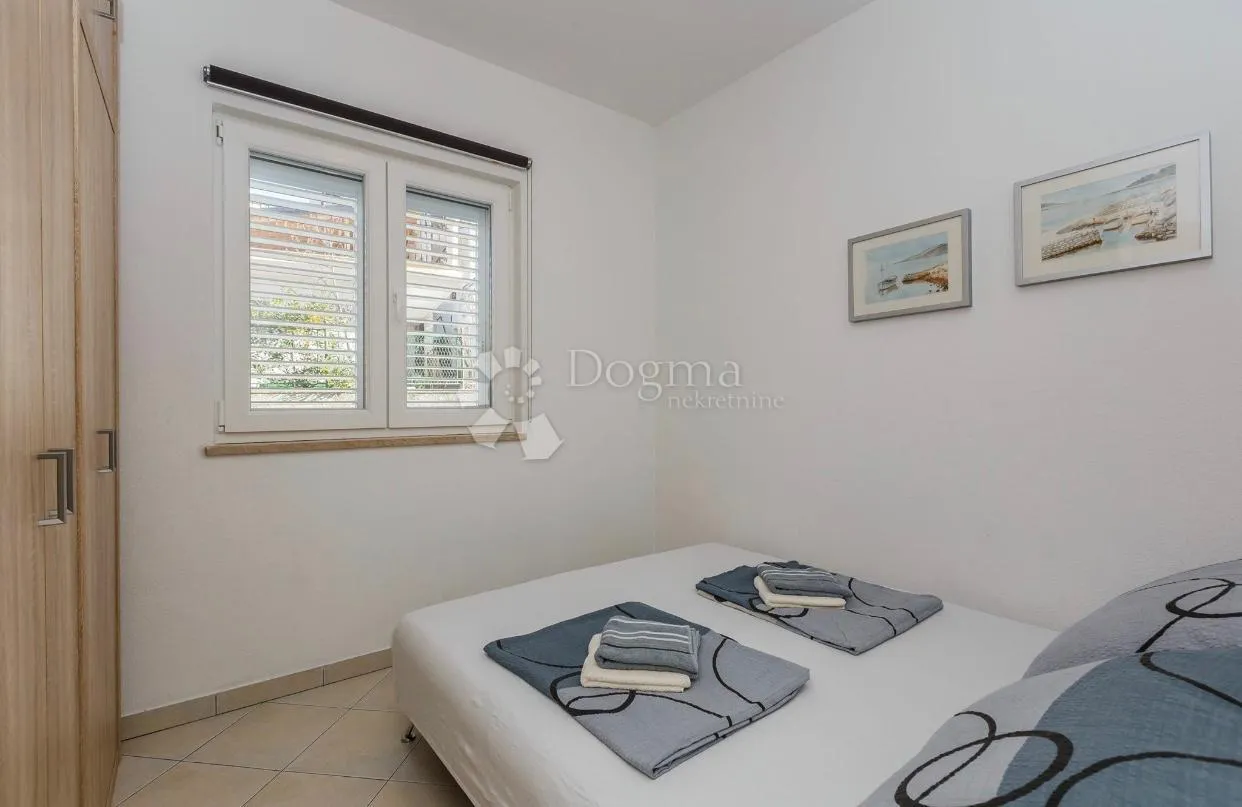 dvosobni apartman sa pogledom na more, super lokacija - slika 17