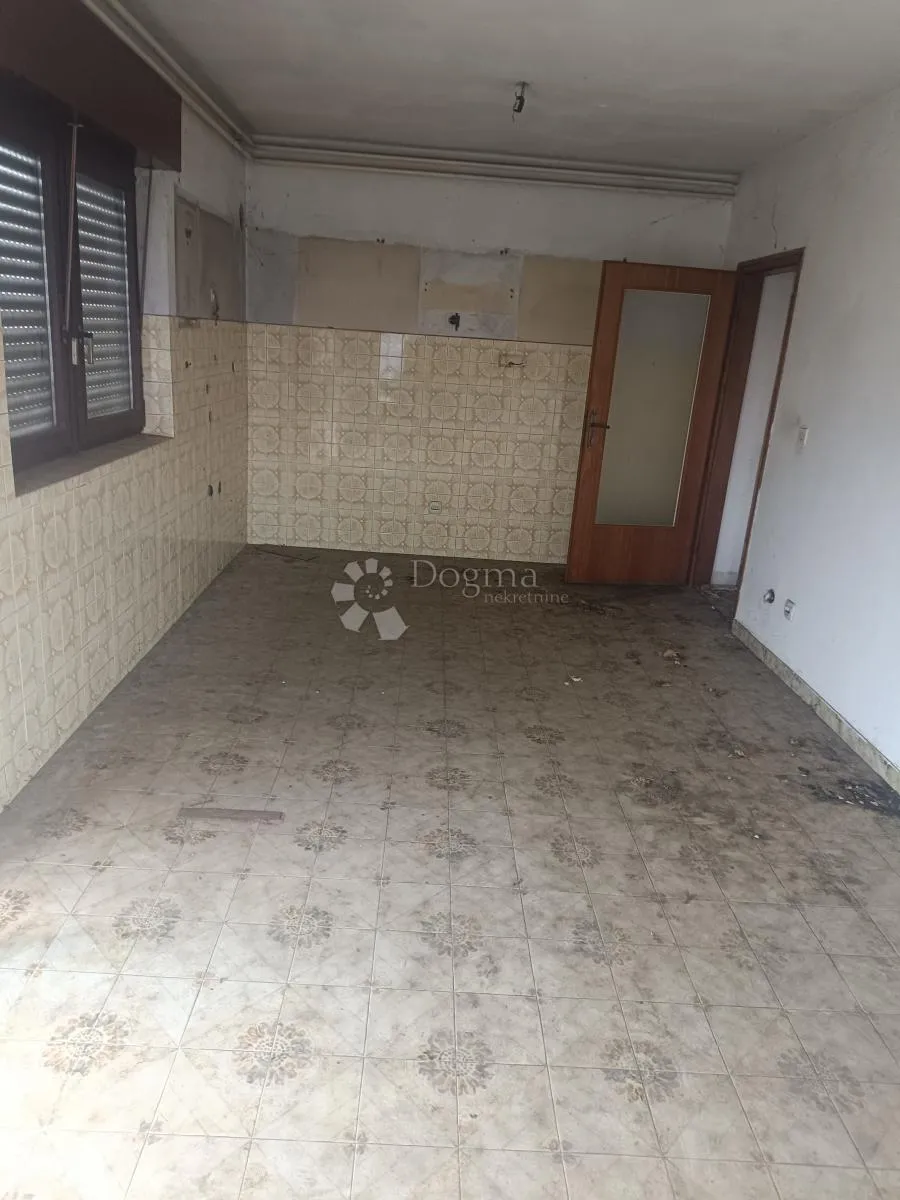 prostrana kuća u glini za adaptaciju - slika 17