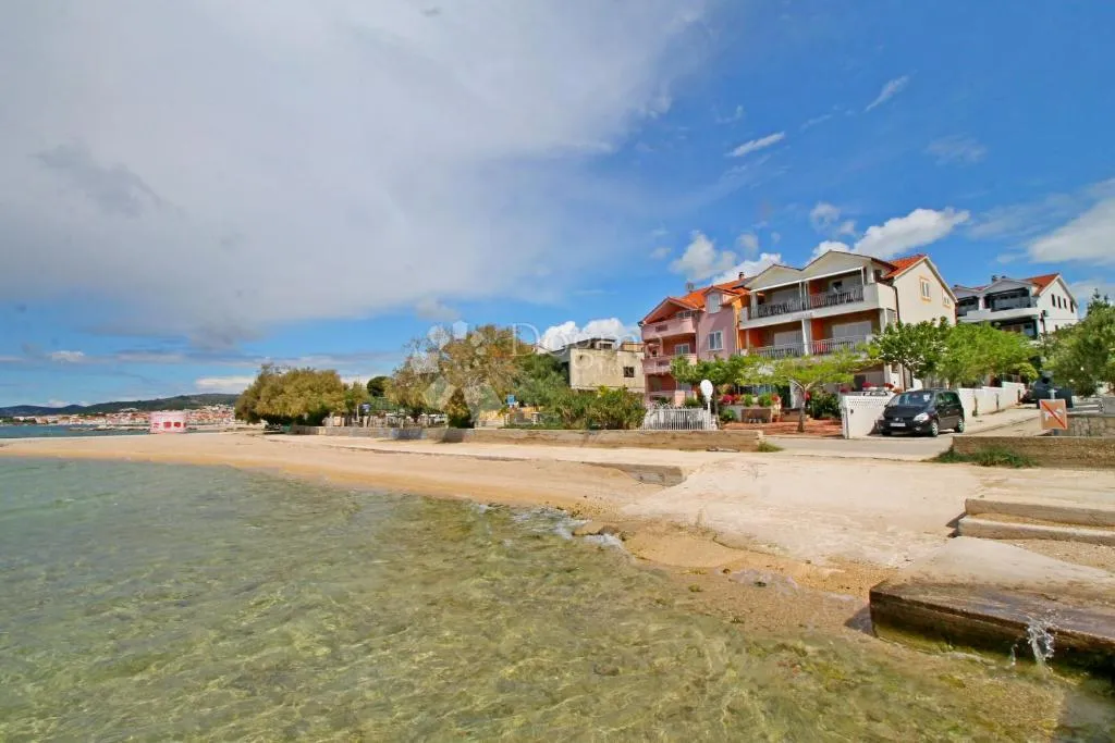 lovetovo -vodice, predivna kuća s 6 apartmana, prvi red do mora - slika 1